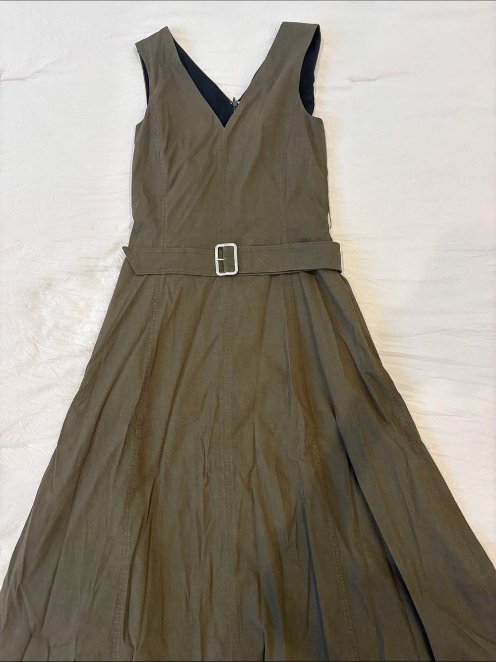V-Neck Volume Dress in Good Linen - Picture 6 of 7